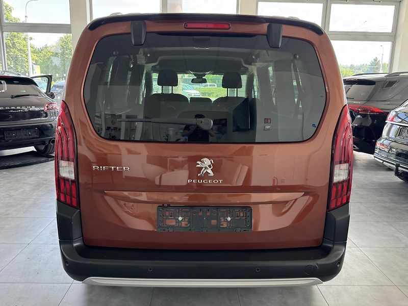 Peugeot Rifter (2022) 1,2 Aut. Allure Pack 7.Míst L2 - fotka 6 z 25