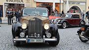 Automobiloví a motocykloví veteráni se rozloučili s letošní sezonou. Start spanilé jízdy Přerovskem byl na náměstí v Lipníku. Neděle 2. září 2023