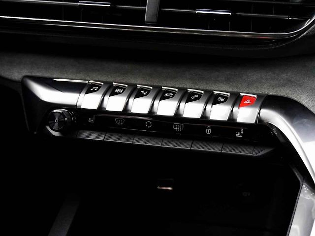 Tlačítko recirkulace ve voze Peugeot 5008 má podobu šipek v kruhu