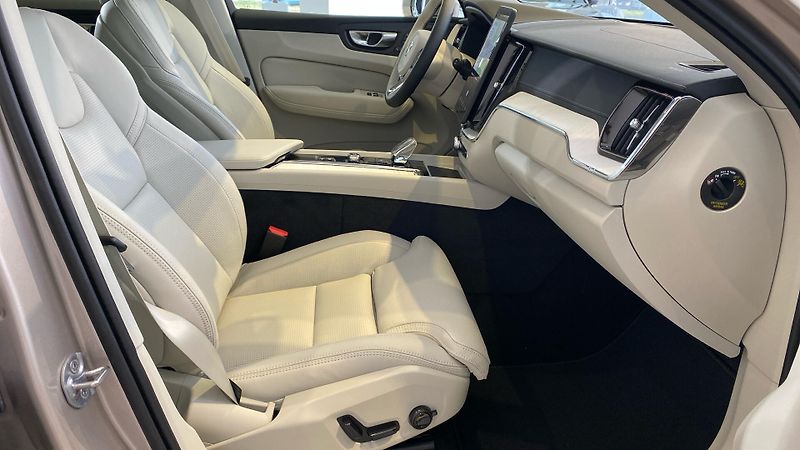 Volvo XC60 (2026) ULTRA BRIGHT, B5 AWD, 184+10 k - fotka 14 z 15