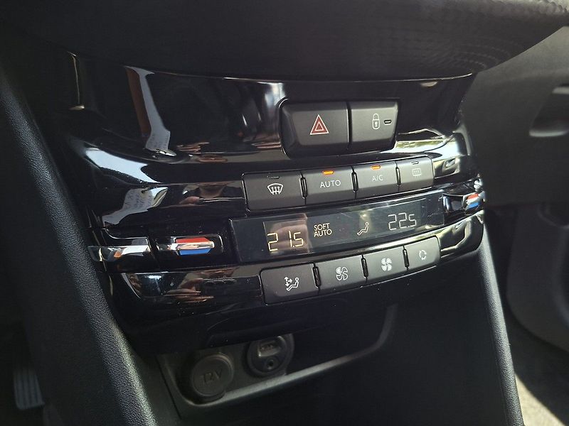 Peugeot 2008 1,2 PT 130k M6 2.MAJ - fotka 21 z 23