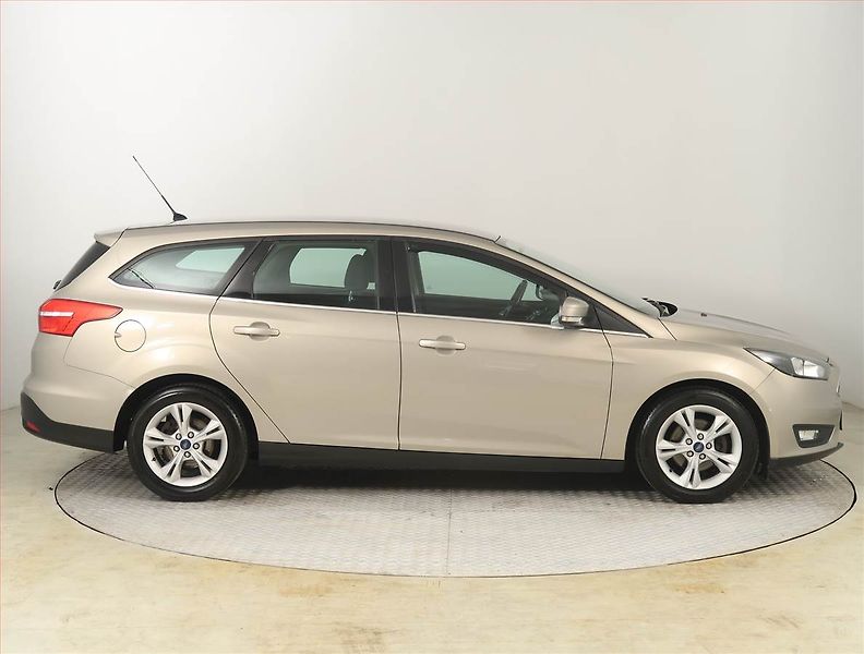 Ford Focus (2016) 1.0 EcoBoost, Vyhř. sedaček - fotka 6 z 16