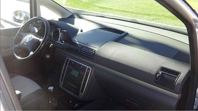Boční lišty i lišty nárazníků zdobí chromový pásek, toto auto v základní výbavě není.