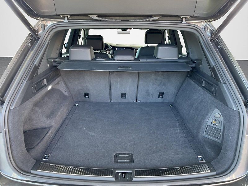 Volkswagen Touareg (2023) R-Line 3.0 TDI 210 kW V6 4Moti - fotka 30 z 35