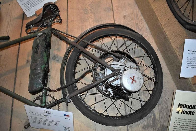 Motokola byla v různých obdobích velmi oblíbeným dopravním prostředkem. Toto je vůbec první český produkt tohoto druhu