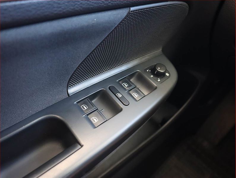 Volkswagen Golf (2011) 1.6 TDI, Serv.kniha - fotka 13 z 14