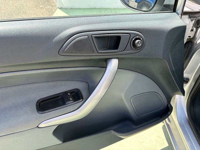 Ford Fiesta 1.3i, 44kW, Klima, Výhřevy - fotka 11 z 15