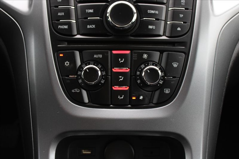 Opel Astra 1,4 i  ČR,1.MAJITEL,52TKM - fotka 12 z 21