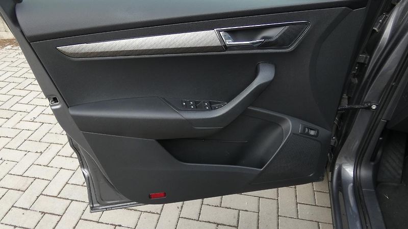 Škoda Karoq 2.0 TDI 110 kW Style 4x4 DSG - fotka 7 z 24
