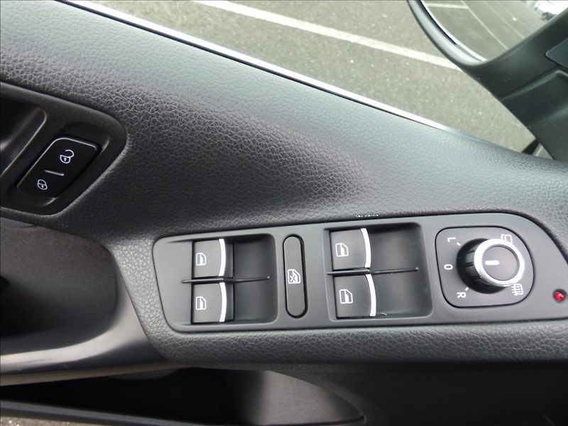 Volkswagen Tiguan 1,4 TSI 90KW SPORT - fotka 13 z 50