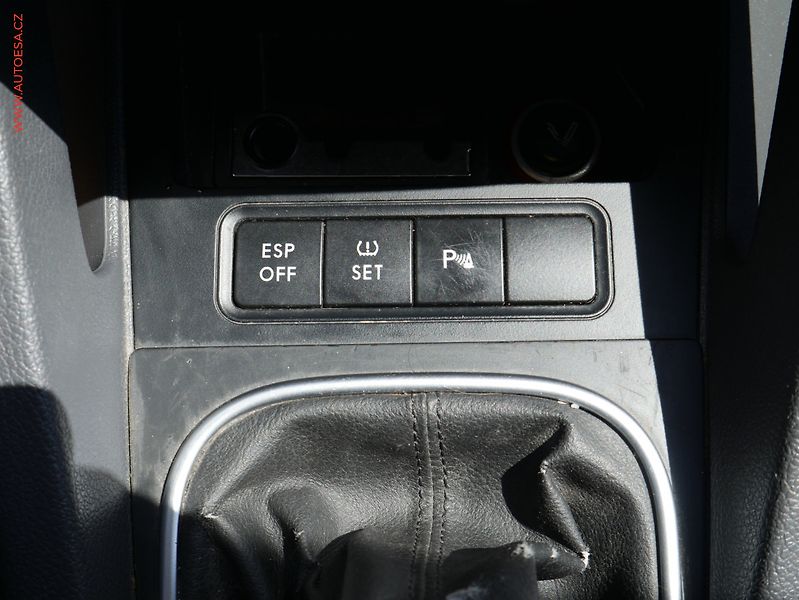 Volkswagen Golf (2009) 1.9TDi, AC, výhřev sed - fotka 17 z 17
