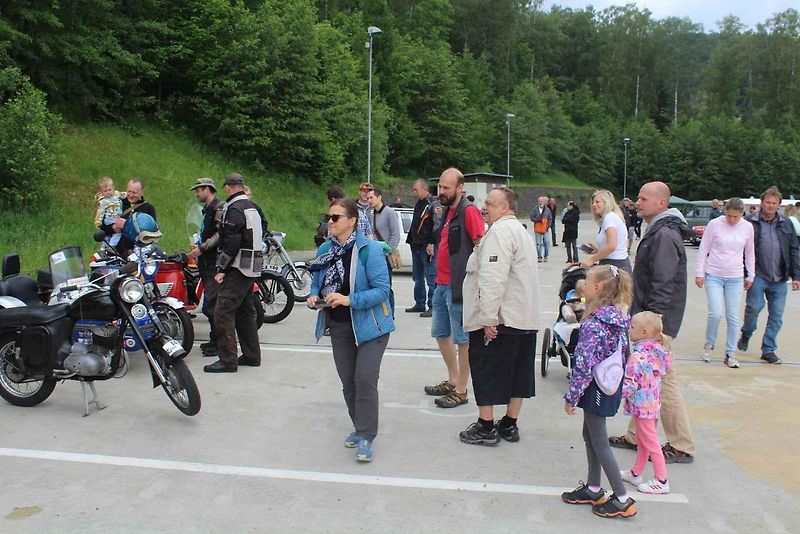 Na Centrální parkoviště P1 ve Skiareálu Ještěd se sjelo přes sedm desítek účastníků.