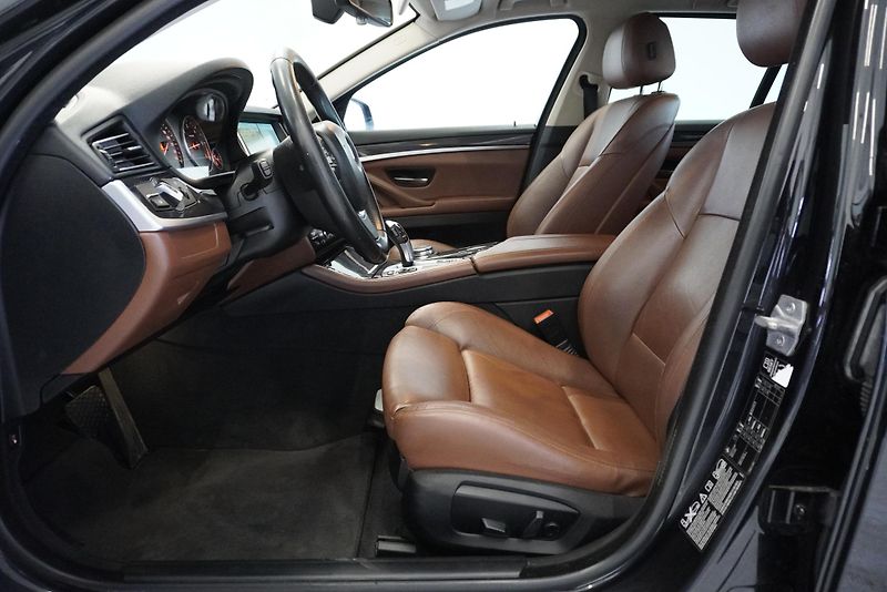 BMW Řada 5  3,0 XDRIVE FACELIFT AUTOMAT - fotka 11 z 29