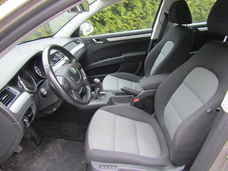 Škoda Superb (2011) 1.6 TDI 77kW - fotka 19 z 45