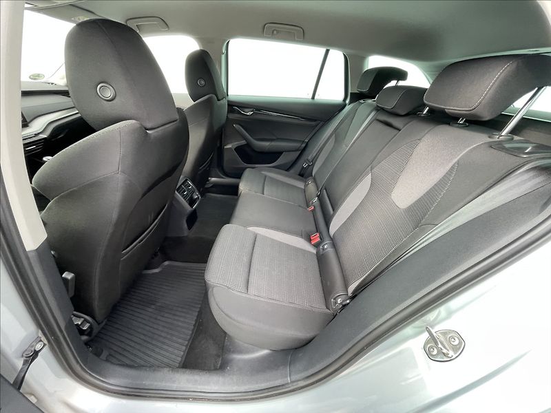 Škoda Octavia 2,0 TDI Combi Ambition Plus - fotka 16 z 23
