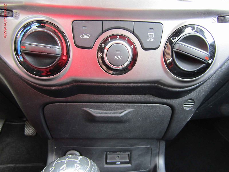 Hyundai i20 (2013) 1.3i, AC, TZ - fotka 14 z 16
