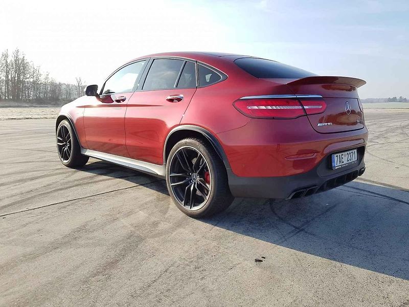 BMW potřebuje více točivého momentu, protože váží o půl tuny víc než Mercedes.