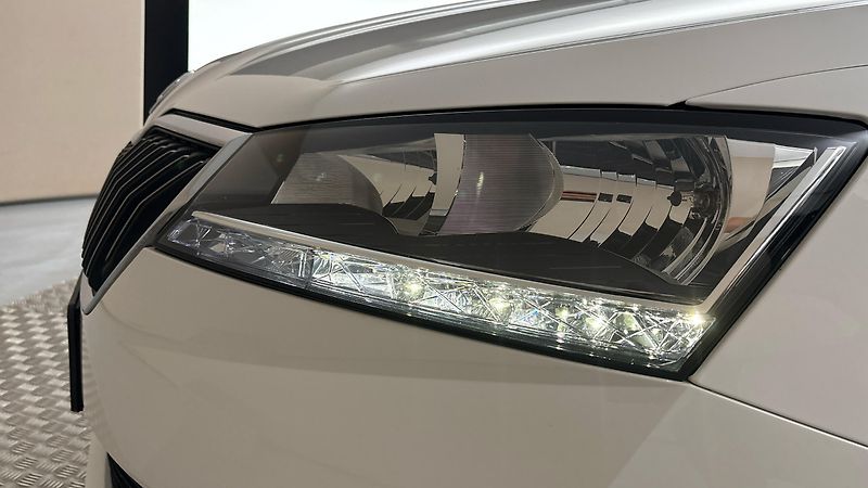 Škoda Fabia 1.0 TSI Ambition Combi - fotka 18 z 23