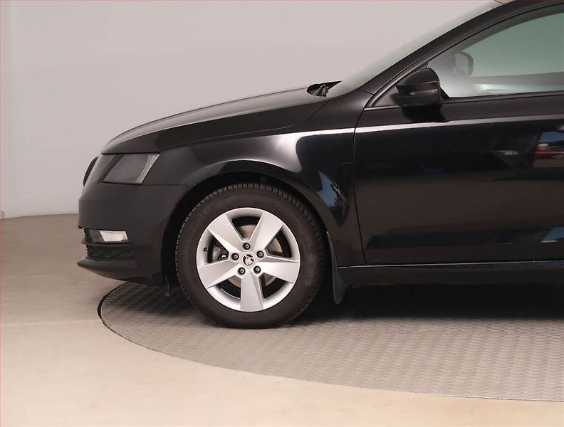 Škoda Octavia (2017) 1.6 TDI, Automat, Serv.kniha - fotka 15 z 18