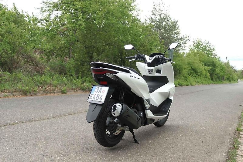 V loňském roce prošla Honda PCX modernizací, vylepšila motor, brzdy i kapotáž.