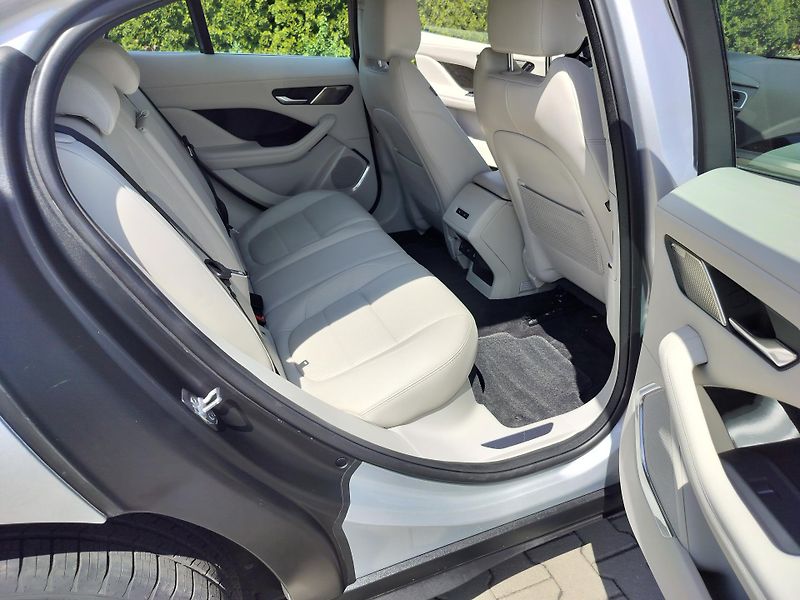 Jaguar I-Pace EV400 AWD HSE, navi, kůže     - fotka 27 z 36