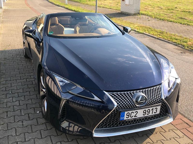 Lexus LC 500 (2021) - fotka 2 z 3