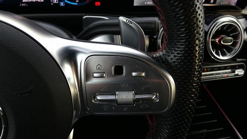 Mercedes-Benz GLB 35 4MATIC AMG - fotka 12 z 23