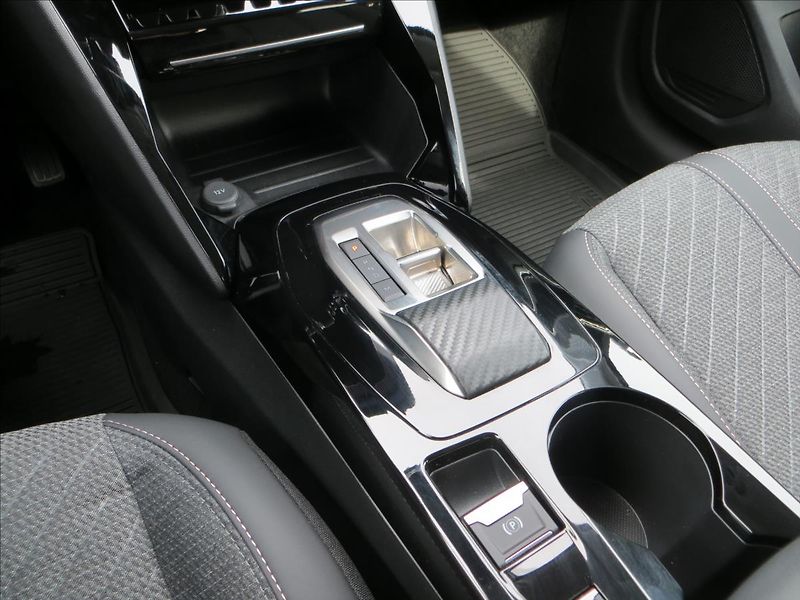Peugeot 208 1,2 74kW e-DCS6 ALLURE ČR - fotka 12 z 24