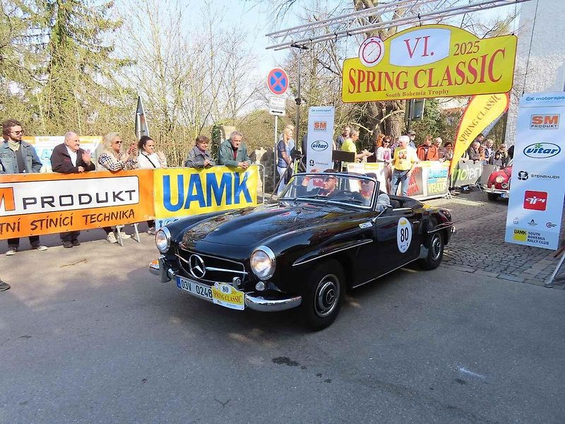 Michal a Jonáš Pavlíčkovi na startu. Rallye Spring Classic startovalo v sobotu 12. dubna dopoledne z jihočeského Tábora. Na trasu 231 kilometrů vyrazilo 100 posádek.