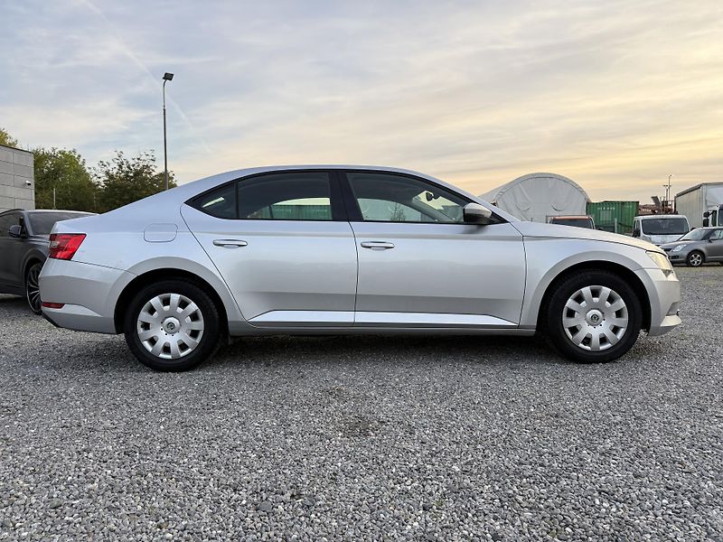 Škoda Superb 1.6TDi Ambition 88kW ČR - fotka 4 z 19