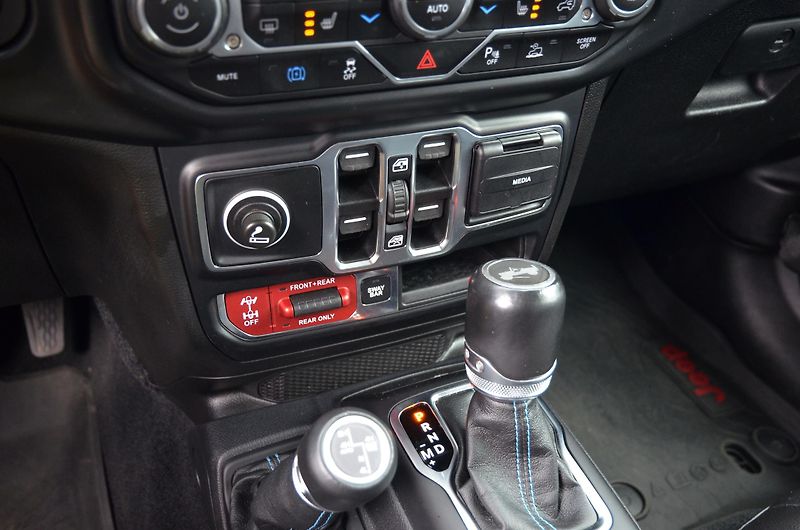 Jeep Wrangler (2022) Rubicon 4xe Unlimited 4x4 / ČR - fotka 27 z 52