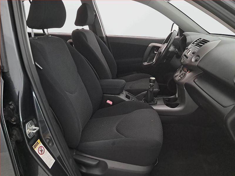 Toyota RAV4 (2006) 2.2 D-4D, 4X4 - fotka 9 z 17
