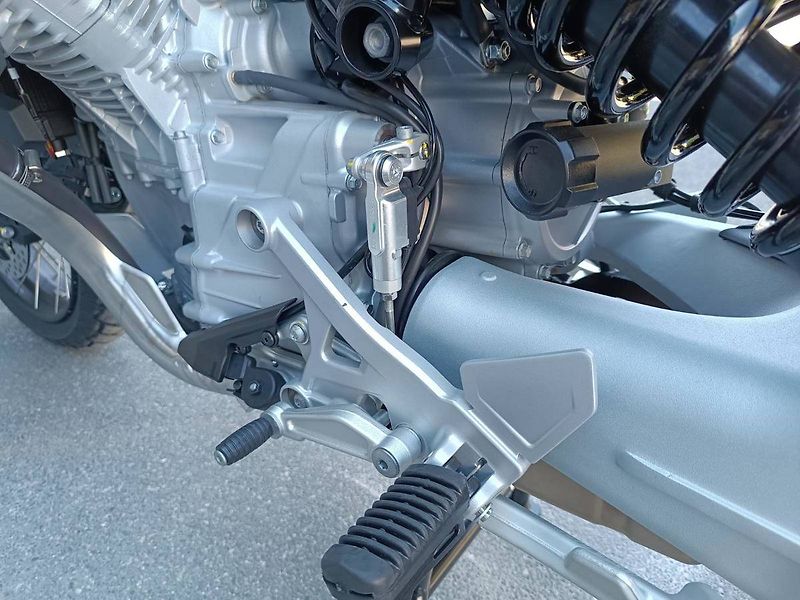 Moto Guzzi V 100 Stelvio (2026) Stelvio V100 Duecento Tributo - fotka 15 z 15