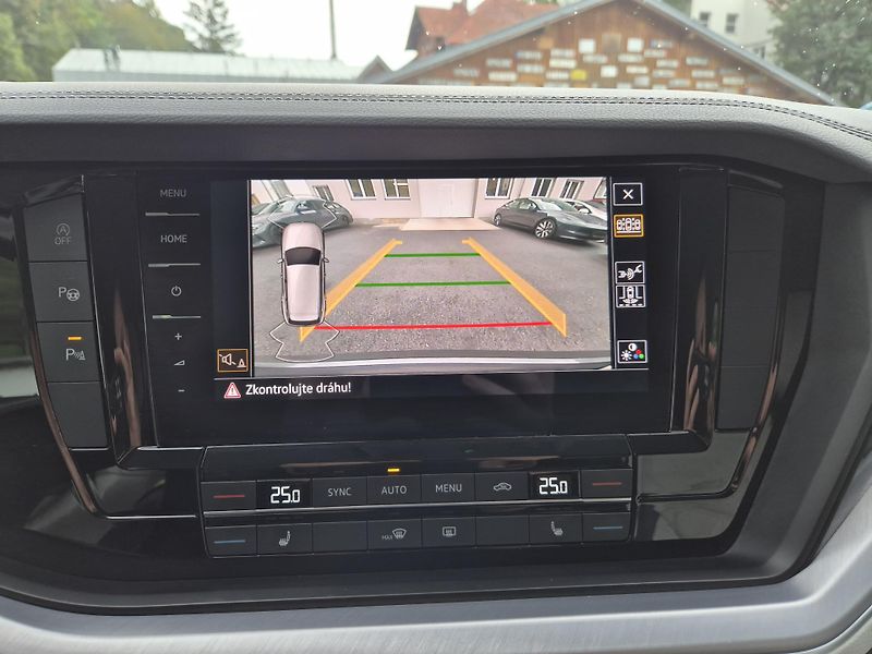 Volkswagen Touareg 3,0TDi 170kw 4x4 DSG TZ 19ALU - fotka 26 z 43
