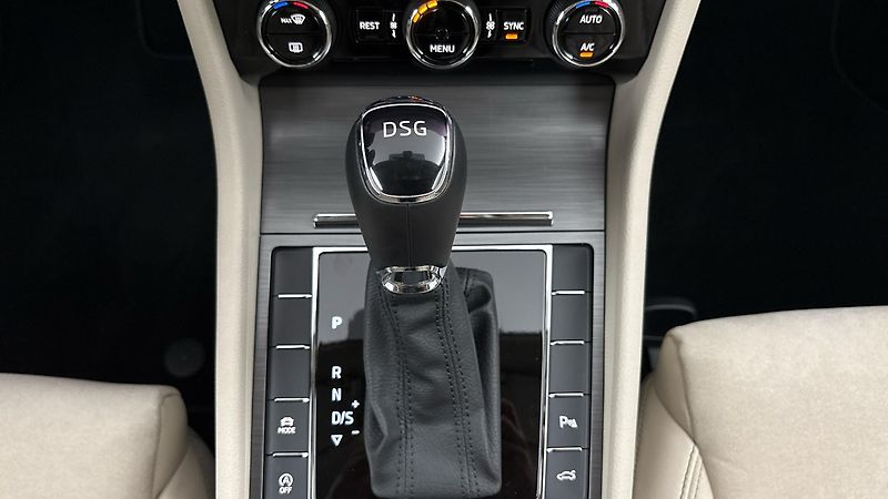 Škoda Superb 1.5 TSI DSG Style - fotka 26 z 30