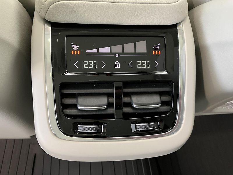 Volvo XC60 B5 AWD Ultra Bright-REZERVACE - fotka 20 z 53