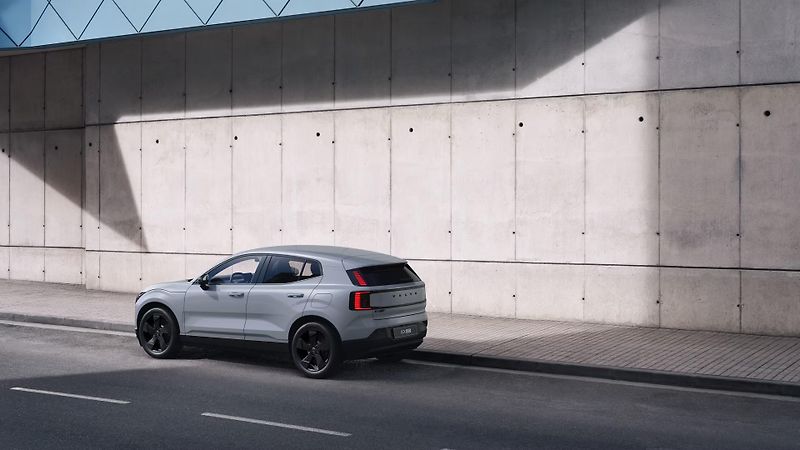 Volvo EX30 (2026) BLACK EDITION P5 ELECTRIC PLUS - fotka 2 z 13
