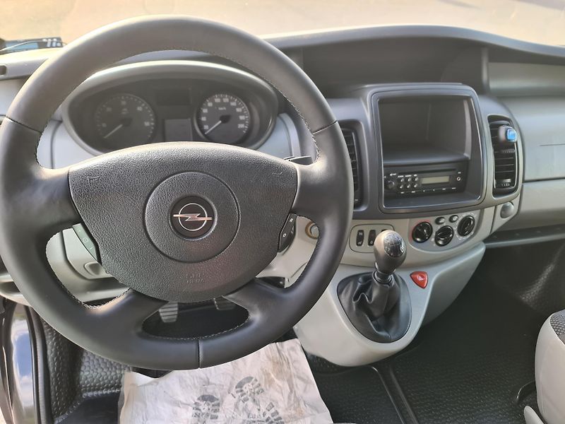 Opel Vivaro (2011) 2.0 CDTi 84-KW 8-MÍST OLOMOUC - fotka 43 z 75
