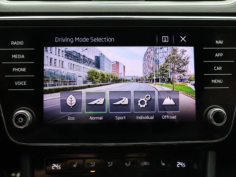 Škoda Superb 2,0 TDI 140kW DSG Scout 4x4 CZ - fotka 21 z 32