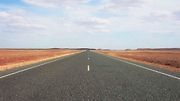 Nejdelší souvislá silnice: Highway 1, Austrálie.
