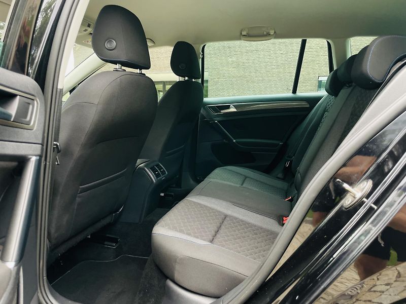 Volkswagen Golf 1.0TSI MANUÁL VÝHŘEV TAŽNÉ  - fotka 26 z 38