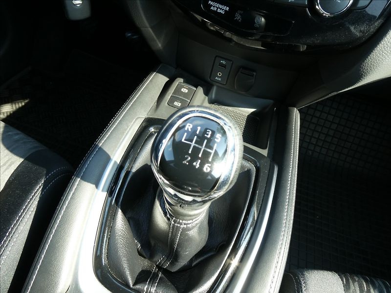 Nissan X-Trail 2,0 dCi 130kW 4x4 DPH, ČR - fotka 29 z 41
