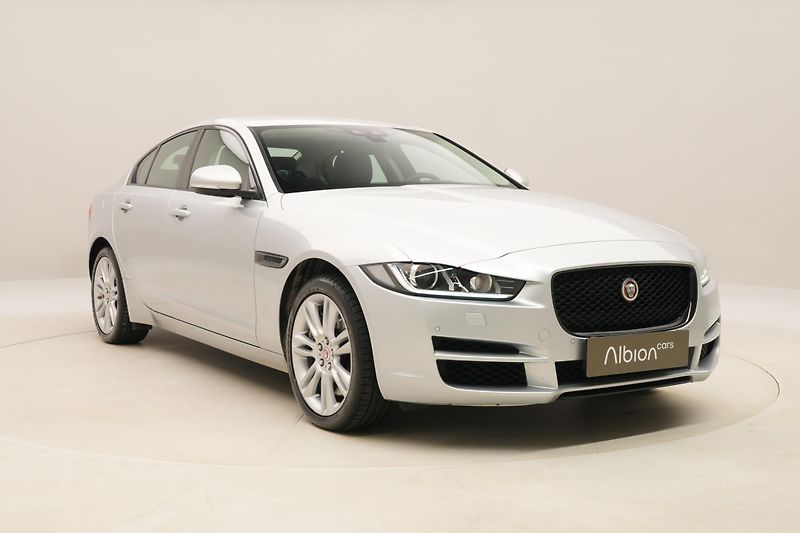 Jaguar XE 30t 221kW AWD AUT CZ - fotka 14 z 39