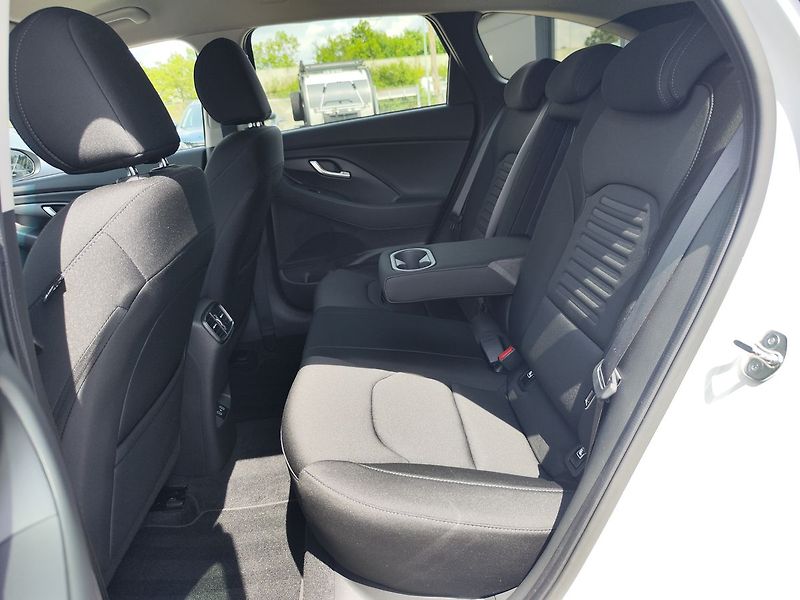 Hyundai i30 1.5 T-GDi/103kW Style DCT - fotka 11 z 32