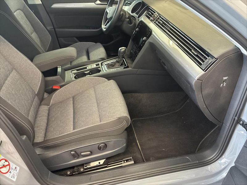 Volkswagen Passat 2,0 TDI,IQ LIGHT,EL.SEDADLA - fotka 6 z 11