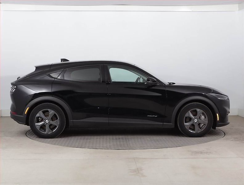 Ford Mustang Mach-E (2022) Standard Range RWD, SoH 94% - fotka 6 z 23