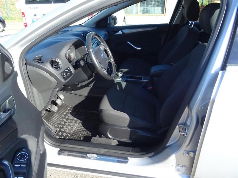Ford Mondeo 2,0 TDI 103 kW - fotka 9 z 28