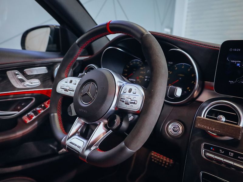 Mercedes-Benz Třídy C C 63 AMG 4MATIC 4.0 V8 - fotka 23 z 33