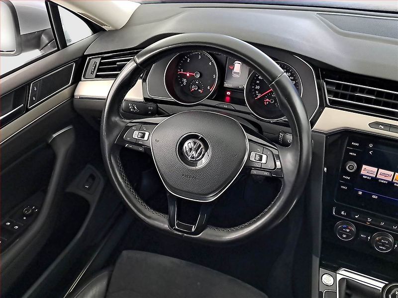 Volkswagen Passat (2017) Highline 2.0 TDI, Serv.kniha - fotka 16 z 19