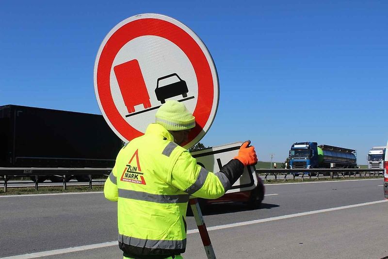 Na dálnici mezi Prahou a Brnem jezdí hodně kamionů. Někteří řidiči jedou spořádaně za sebou, jiní ne.